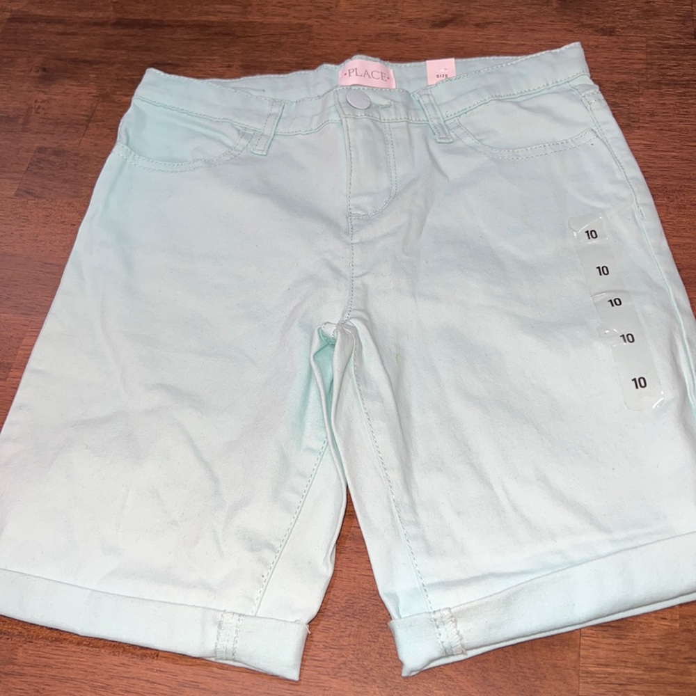 The Childrens girls Bermuda shorts . Size 10.